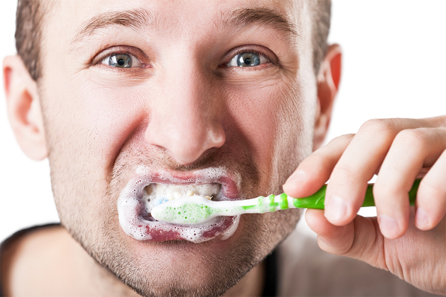 spazzolare i denti
